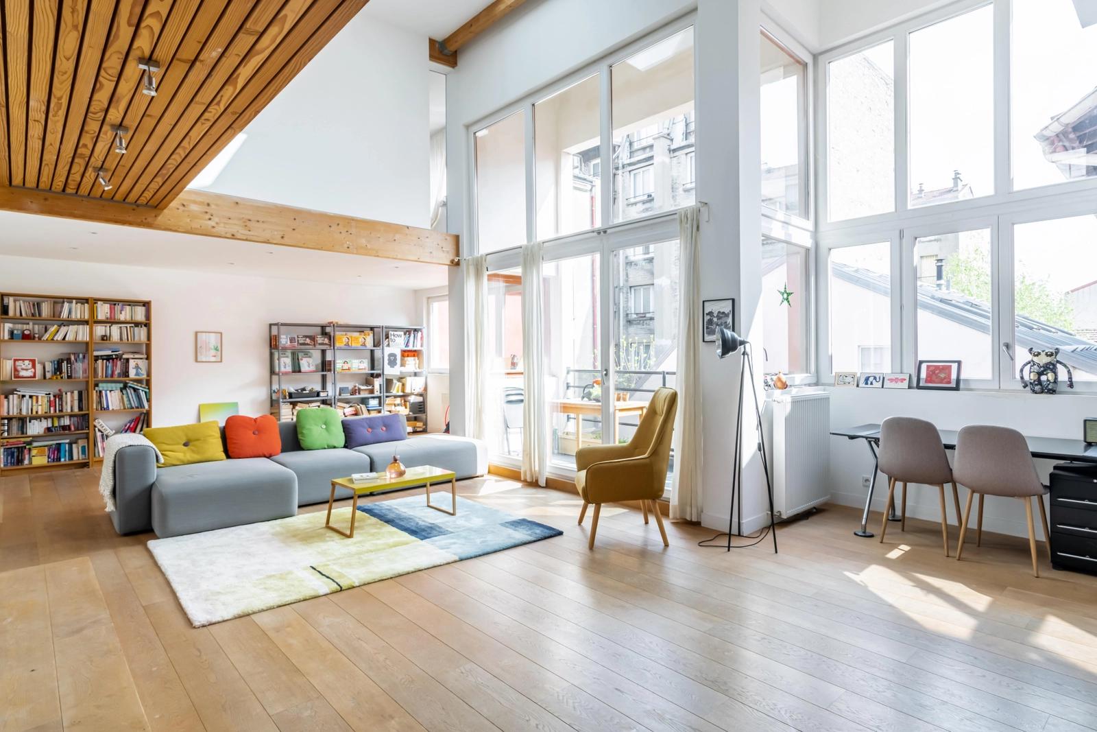 Living room in 190m² loft with large, bright living room - 3