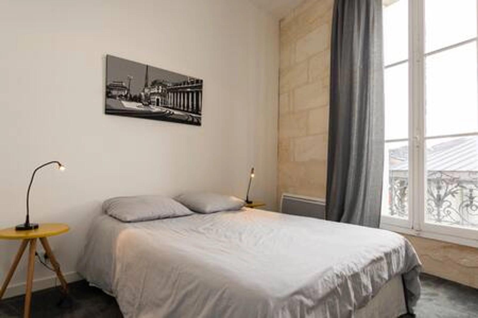 Dormitorio dentro Apartamento renovado de un dormitorio en un edificio de piedra 45m². - 1
