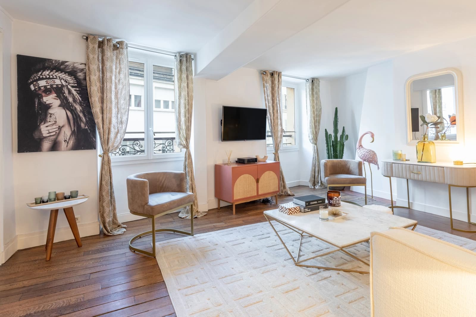 Living room in Parisian apartment near the Eiffel Tower - 1
