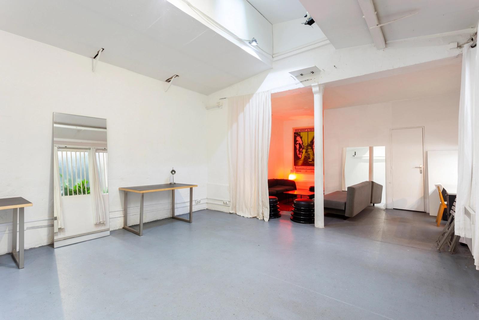 Living room in 	 Bright, affordable photo studio in Bastille - 1
