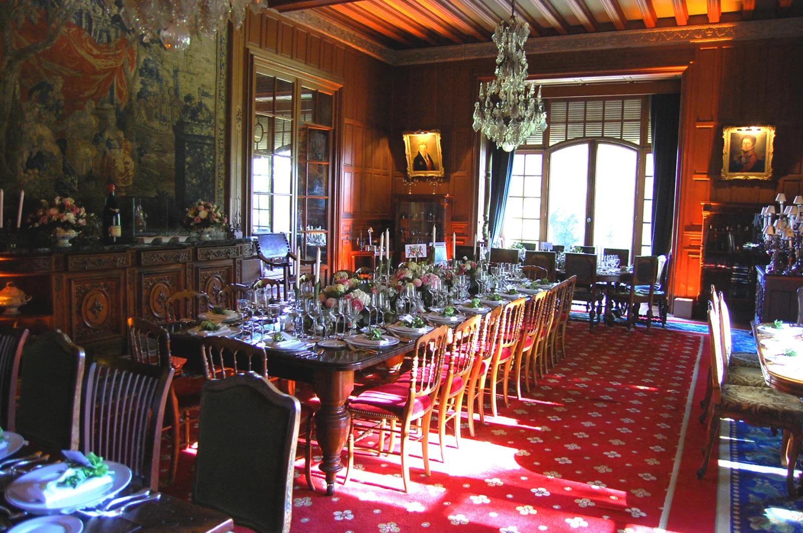 Comedor dentro Castillo con salón de la década de 1900 - 1