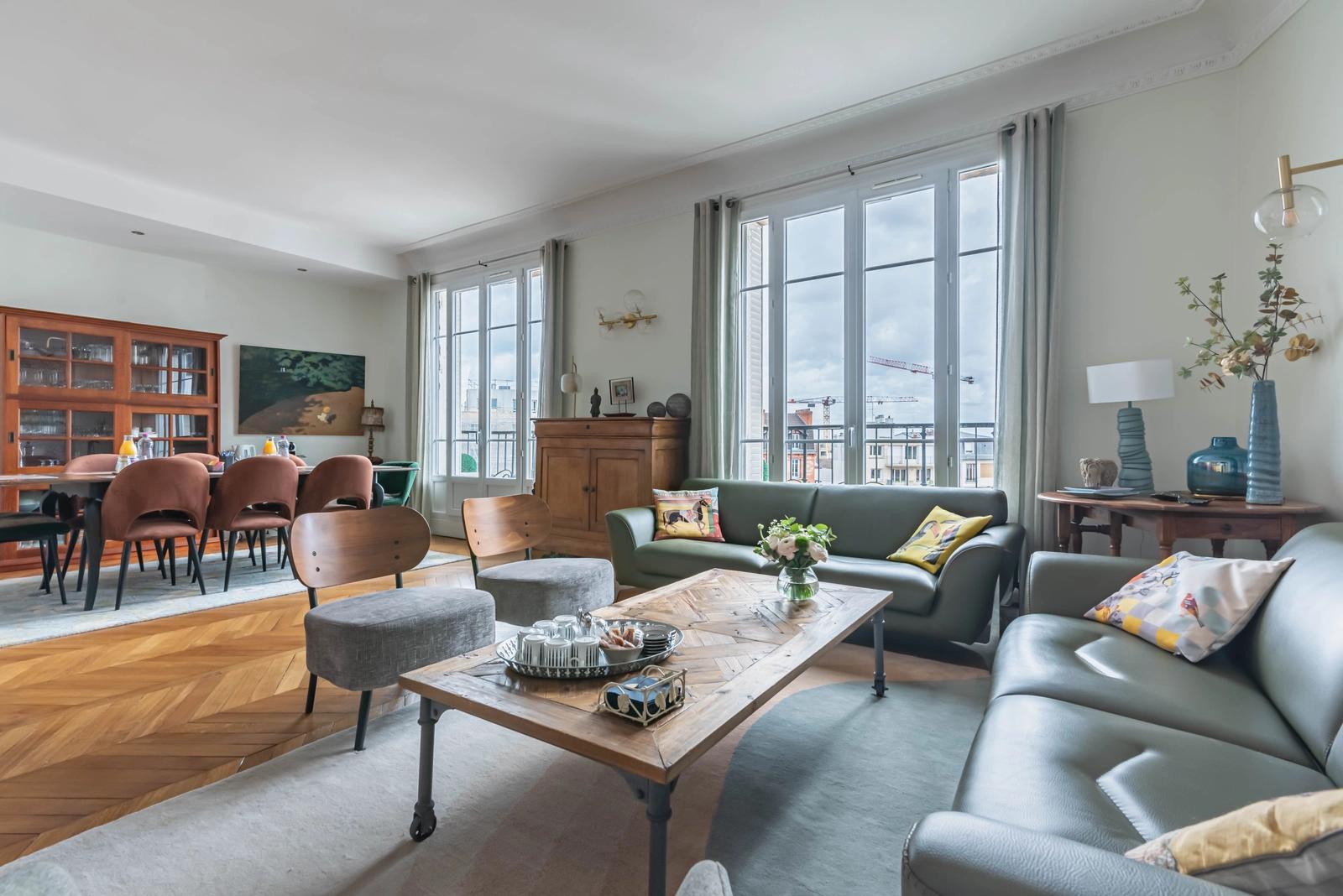 Sala dentro Apartamento de estilo haussmaniano en Enghien les Bains - 3