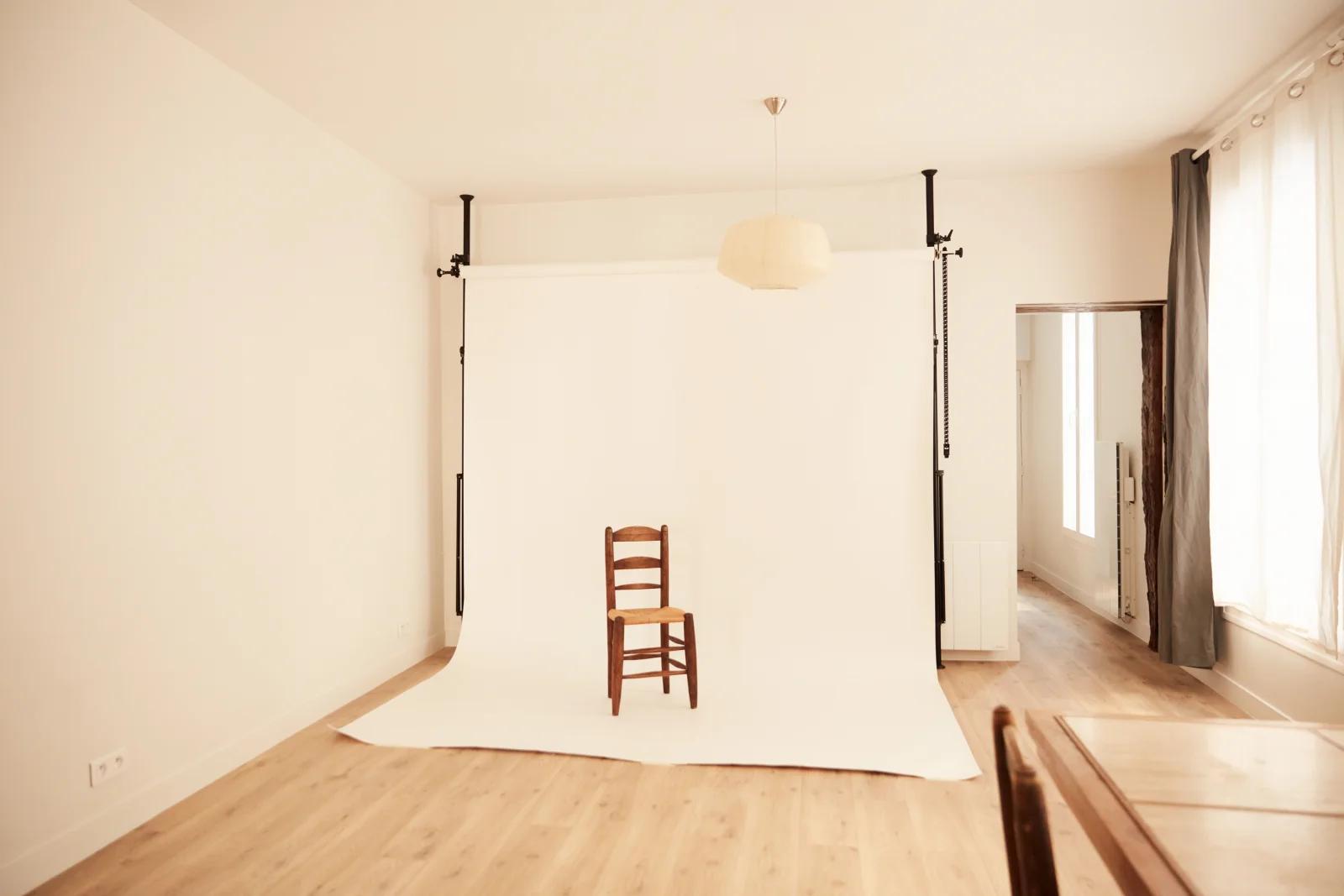 Dormitorio dentro El estudio de un fotógrafo con un estilo despejado - 1