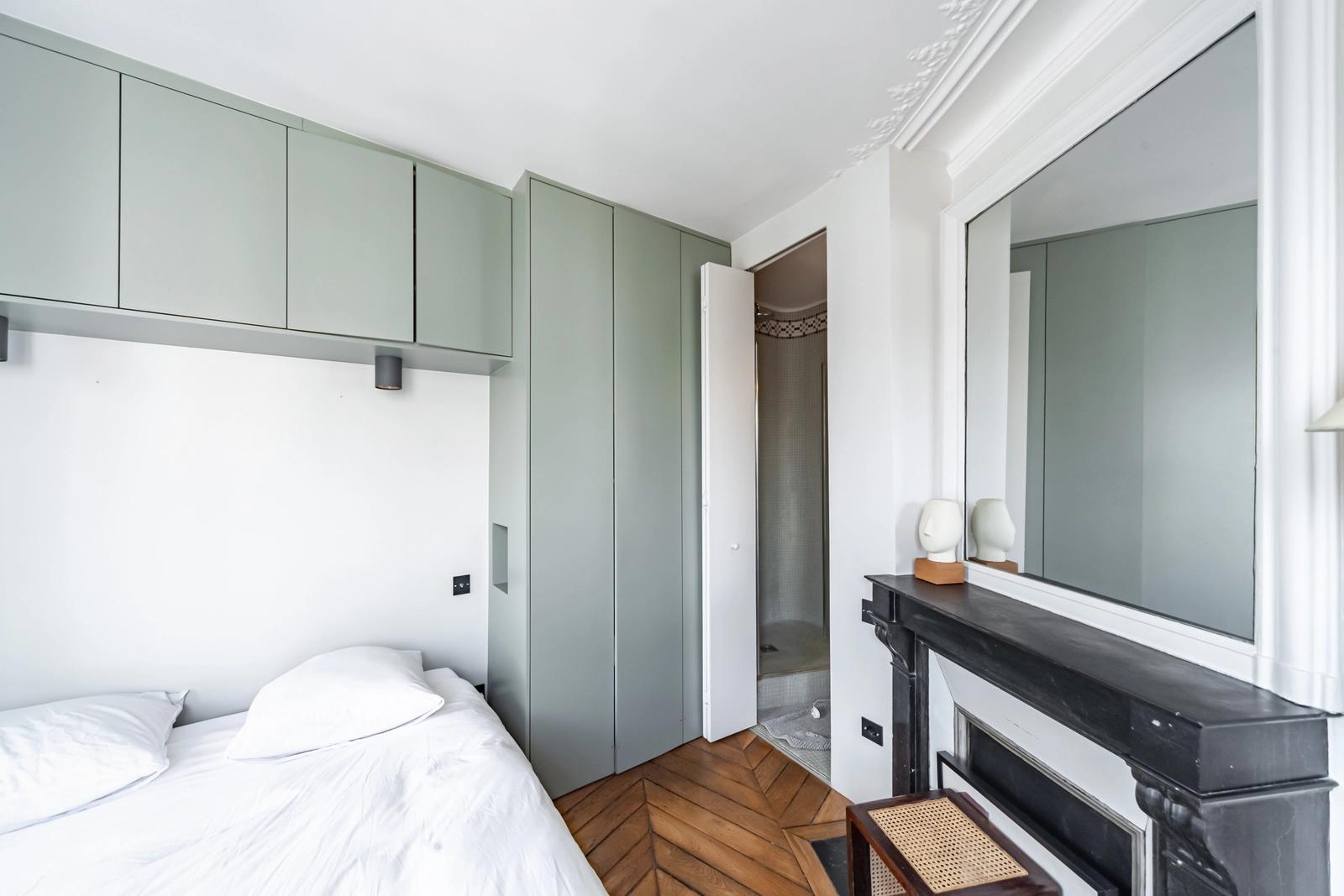 Bedroom in Montmartre : Bright, designer apartment - 3