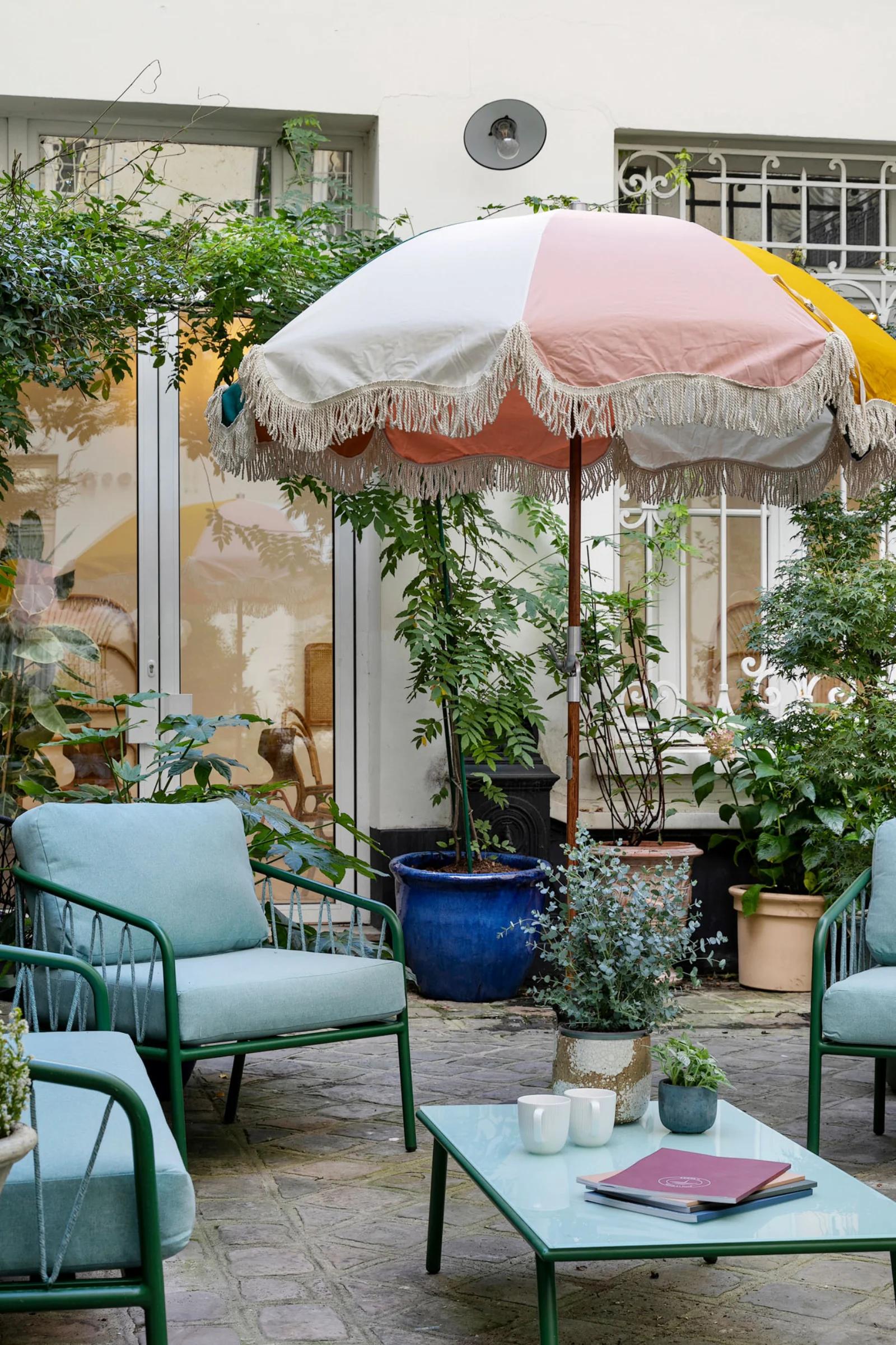 Comedor dentro Loft de diseño con vistas a un patio arbolado - 1
