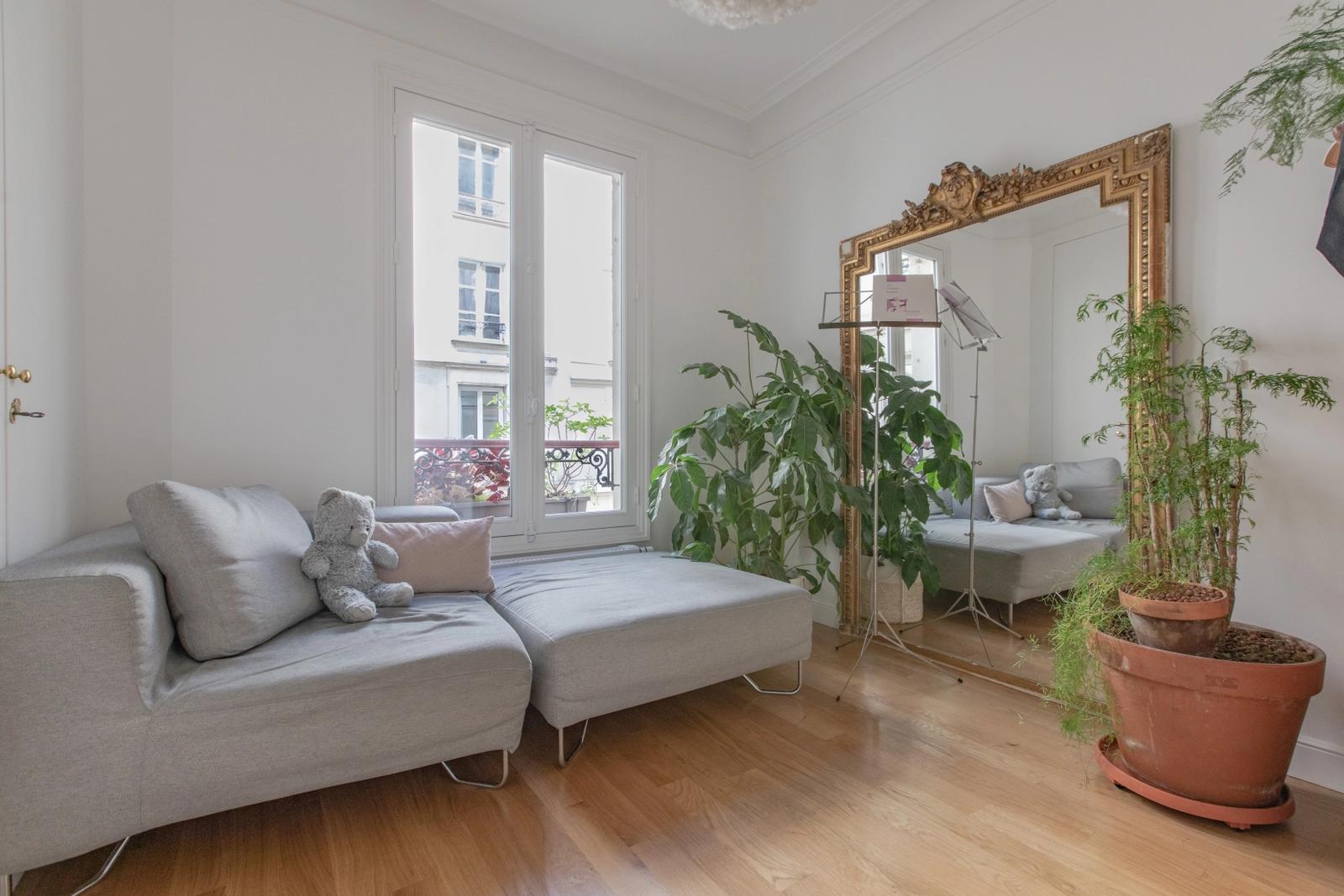 Sala dentro Combinar molduras y modernidad a los pies de Montmartre - 4