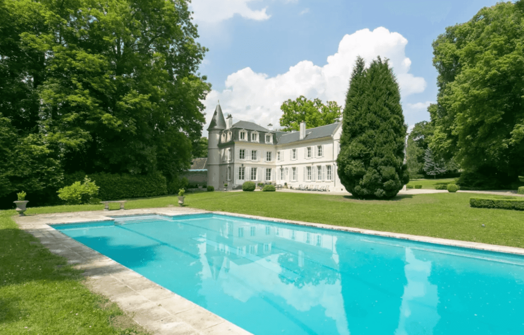 Chateau a la campagne avec piscine pour tournage 
