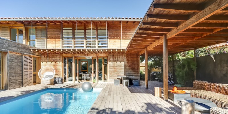 Magnifique maison avec sa cour et sa piscine ensoleillée