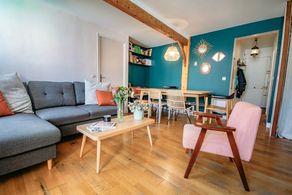 Appartement situé à Arts et Métiers avec décoration scandinave, mur bleu canard tendance