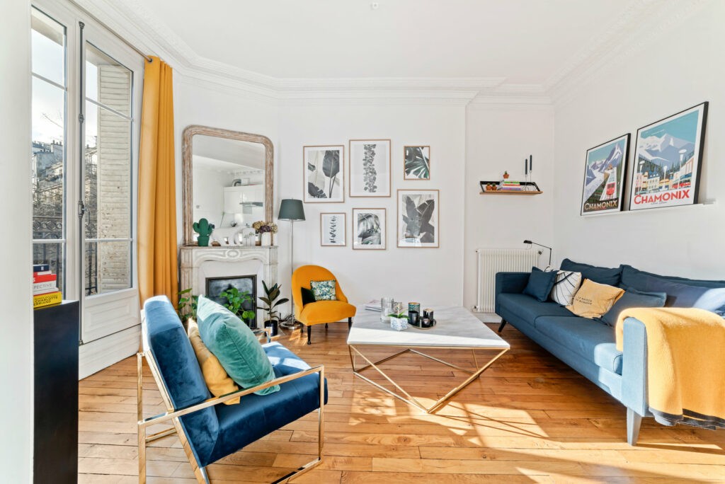 Salon haussmannien avec mobilier jaune et bleu contemporain à Montmartre