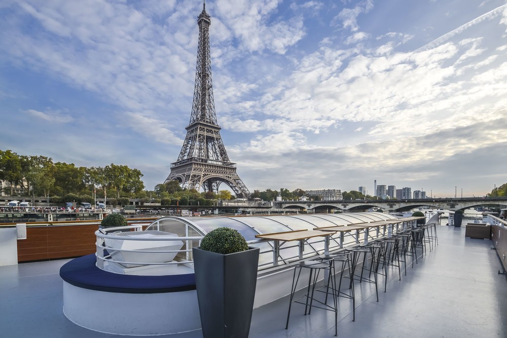 Un bateau moderne et chic face à la Tour Eiffel - Chez Paula