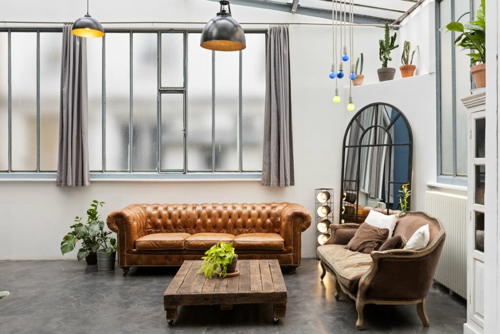 loft sous verrière minimaliste avec deux canapés et des plantes