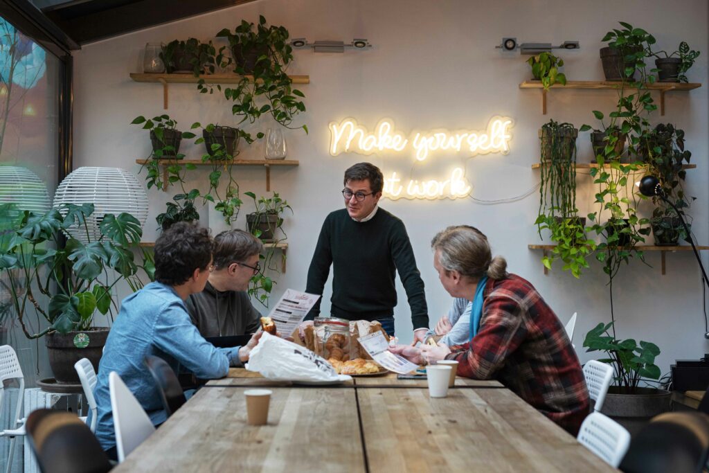 Équipe d'entrepreneurs au sein d'une maison moderne et végétale