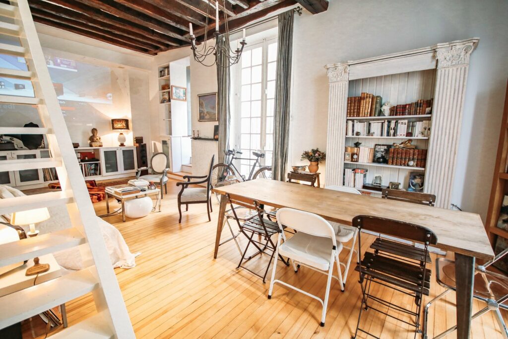 Appartement haussmannien avec un mix de chaise, un espace parfait pour une réunion créative