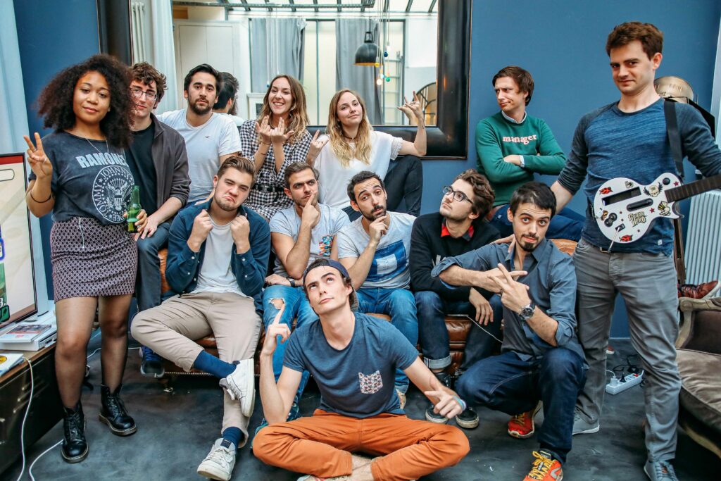 Équipe joyeuse d'une start-up en fin de journée de réunion au sein d'un loft atypique à Paris